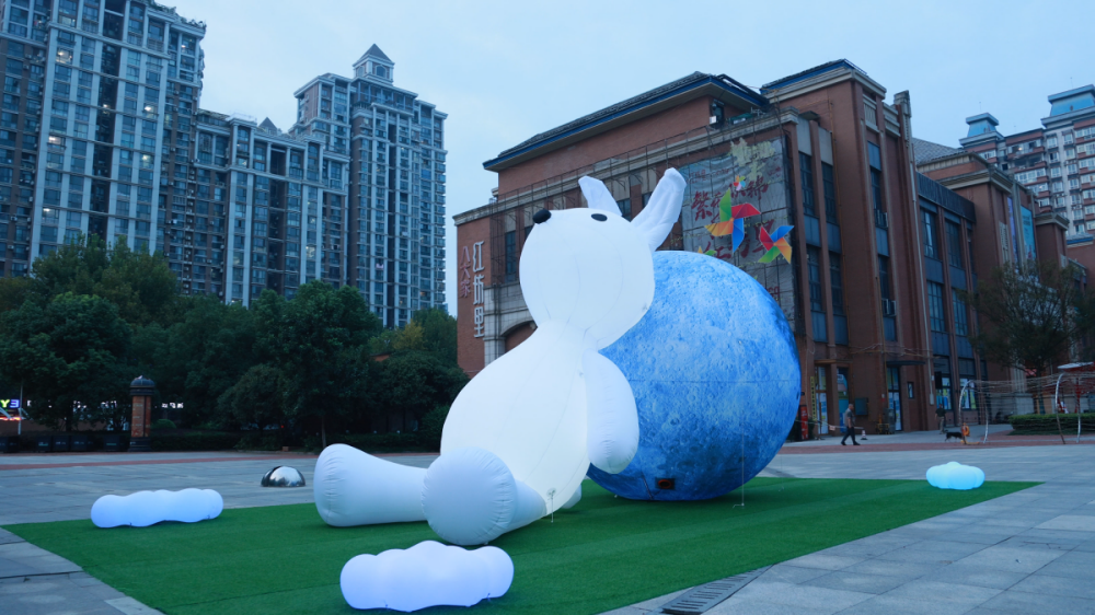 武漢驚現(xiàn)8米巨型玉兔！這個國慶，在八大家紅坊里邂逅萌趣月光